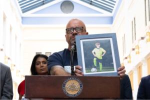 Adolescente redacta proyecto de ley contra el bullying en honor a niño de Greenfield que murió por suicidio