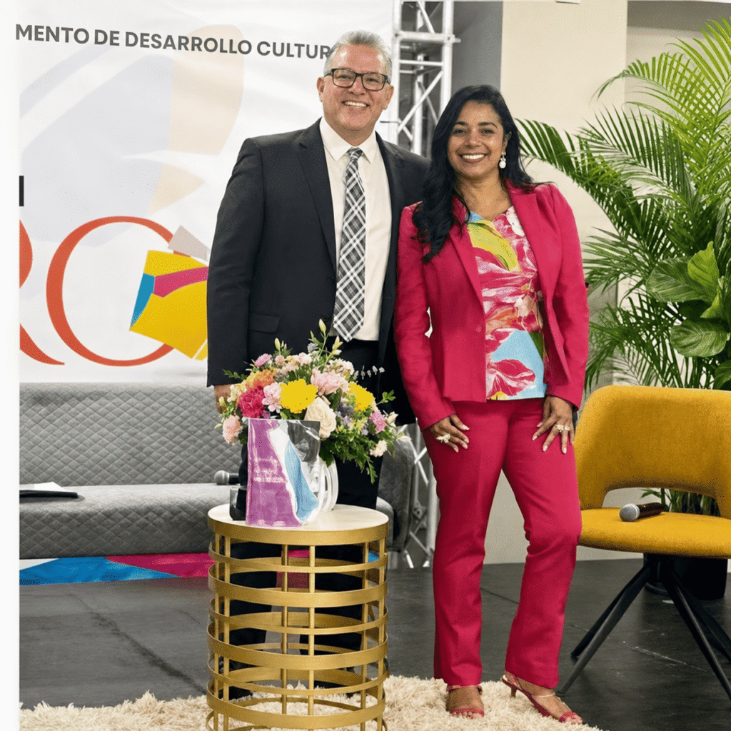 El Lcdo. Julio C. Osuna y Kiria Cora durante la presentación del libro “El Grito Silenciado” el pasado mes de abril en la Feria del Libro en Caguas.
