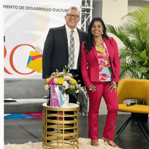 El Lcdo. Julio C. Osuna y Kiria Cora durante la presentación del libro “El Grito Silenciado” el pasado mes de abril en la Feria del Libro en Caguas.