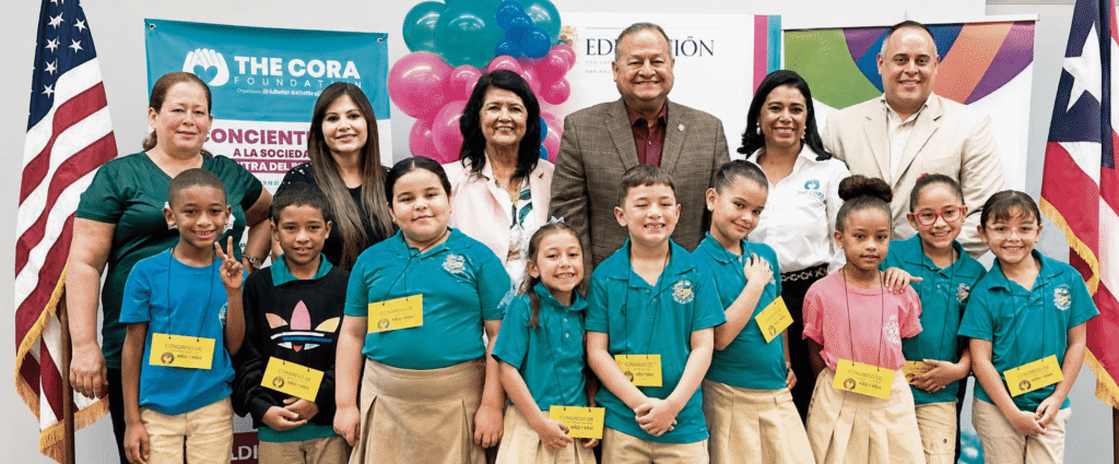 Mariely Rodríguez, Profesora de la Esc. Elemental Myrna M. Fuentes de Caguas, Dra. Daisy Santiago, Superintendente de Servicios al Estudiante de la ORE Caguas, Mayra Franco, Directora del Departamento de Educación Municipal de Caguas, Alcalde de Caguas William Miranda Torres, Kiria Cora, Directora Ejecutiva del Proyecto Piloto COA, y el Dr. Luis J. Barreto Burgos, Superintendente Regional Interino de ORE Caguas, junto a estudiantes participantes en el inicio de un proyecto enfocado en la prevención y atención al bullying.